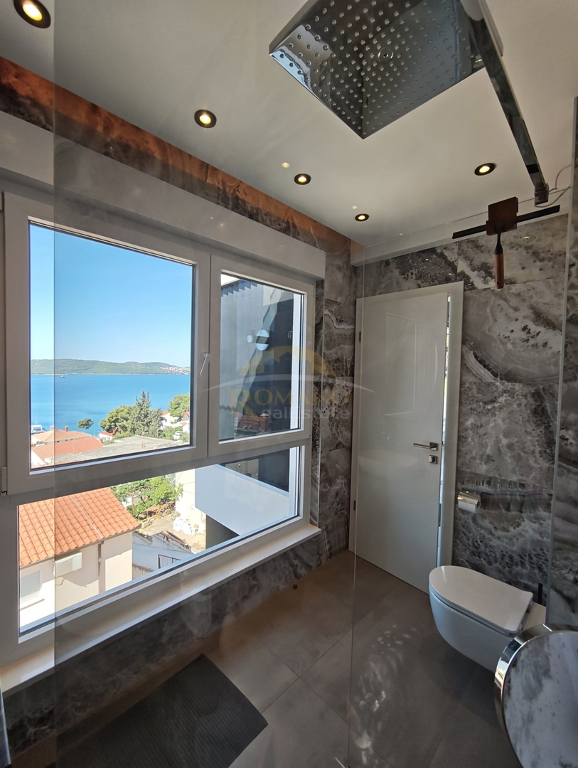 Attico di lusso a Okrug Gornji/Čiovo con terrazza sul tetto